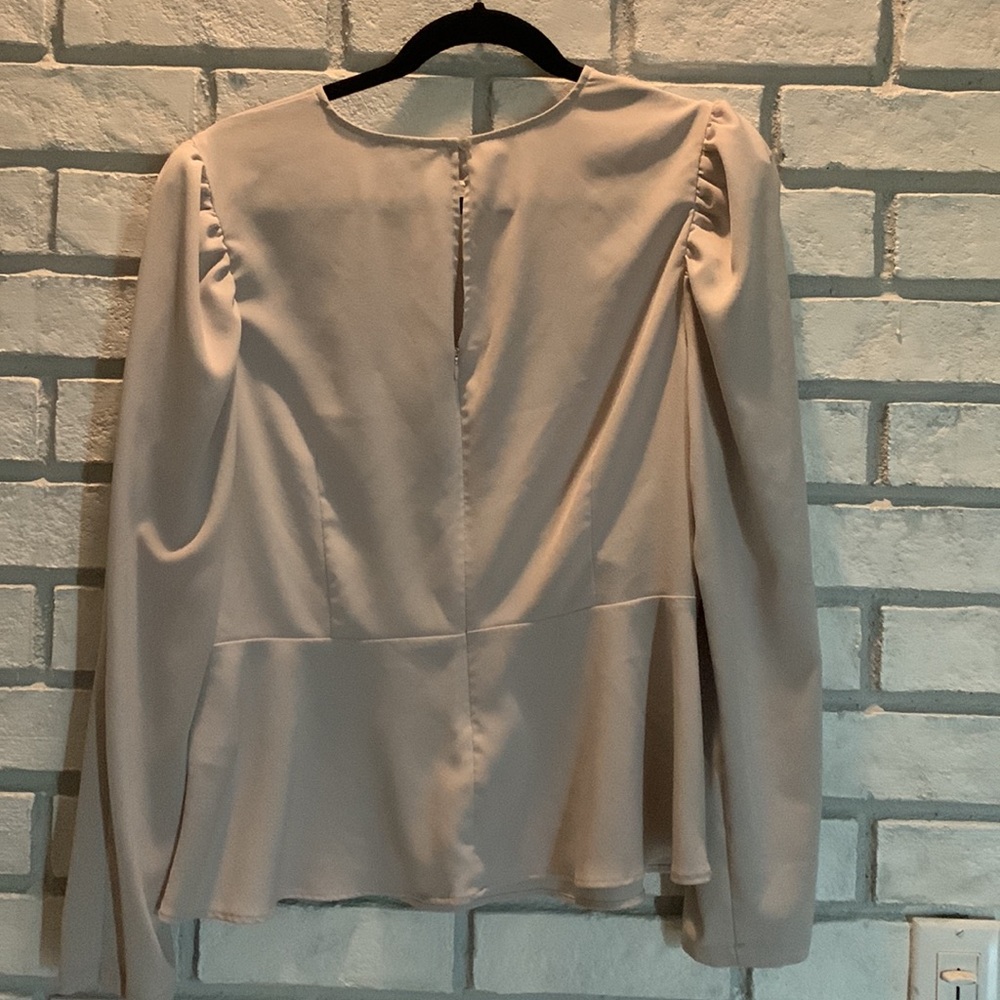 Express strong shoulder blouse - Picture 2 of 3